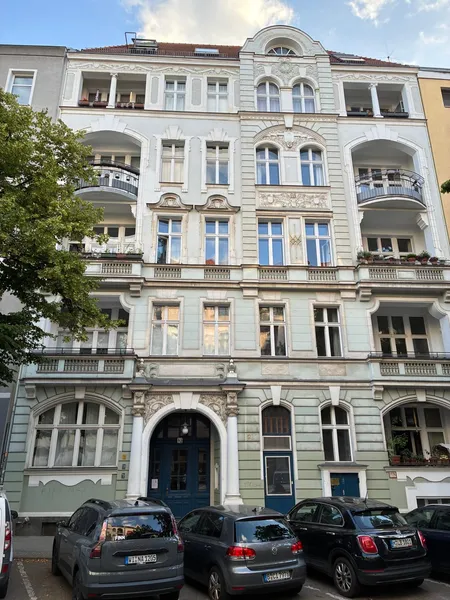 Stilvoll möblierter Gründerzeit-Altbau mit 3,5 m Decken in Berlin-Schöneberg — photo 1